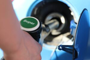 Rifornimento di benzina super al distributore