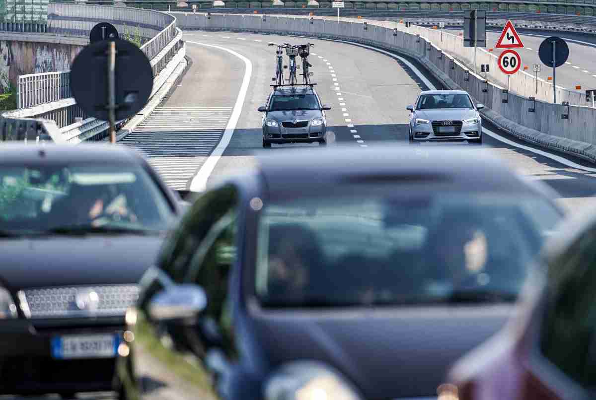 Traffico di automobili sull'autostrada